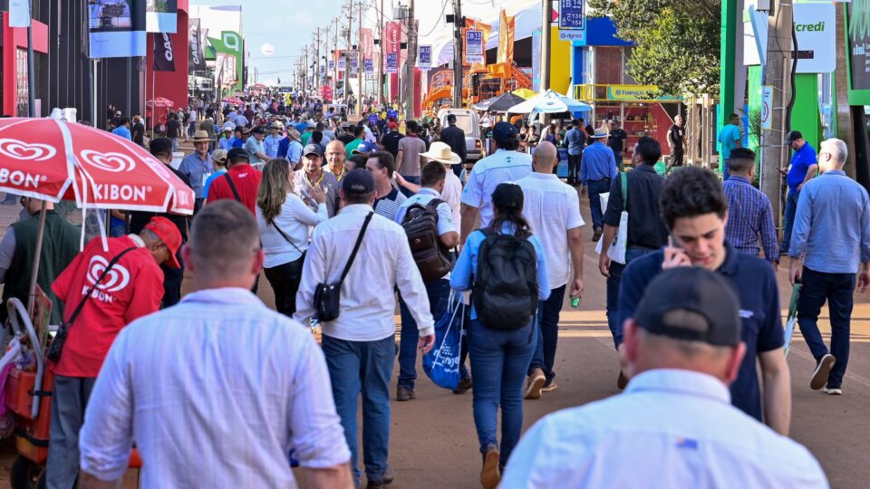 Público percorre ruas da Agrishow 2024