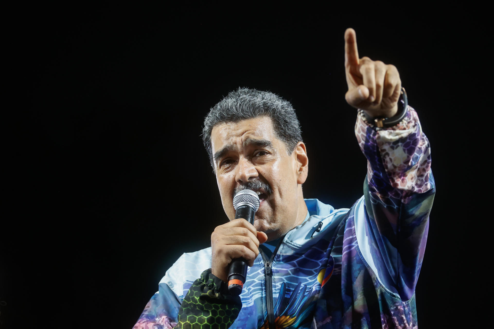 Maduro impediu a entrada na Venezuela de ex-presidentes que participariam como observadores nas eleições deste domingo (28).