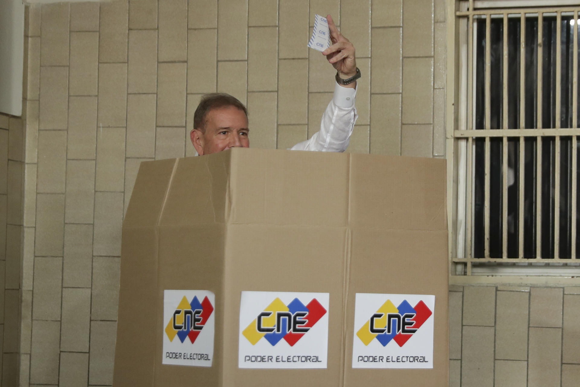 Edmundo González Urrutia vota em Caracas, Venezuela
