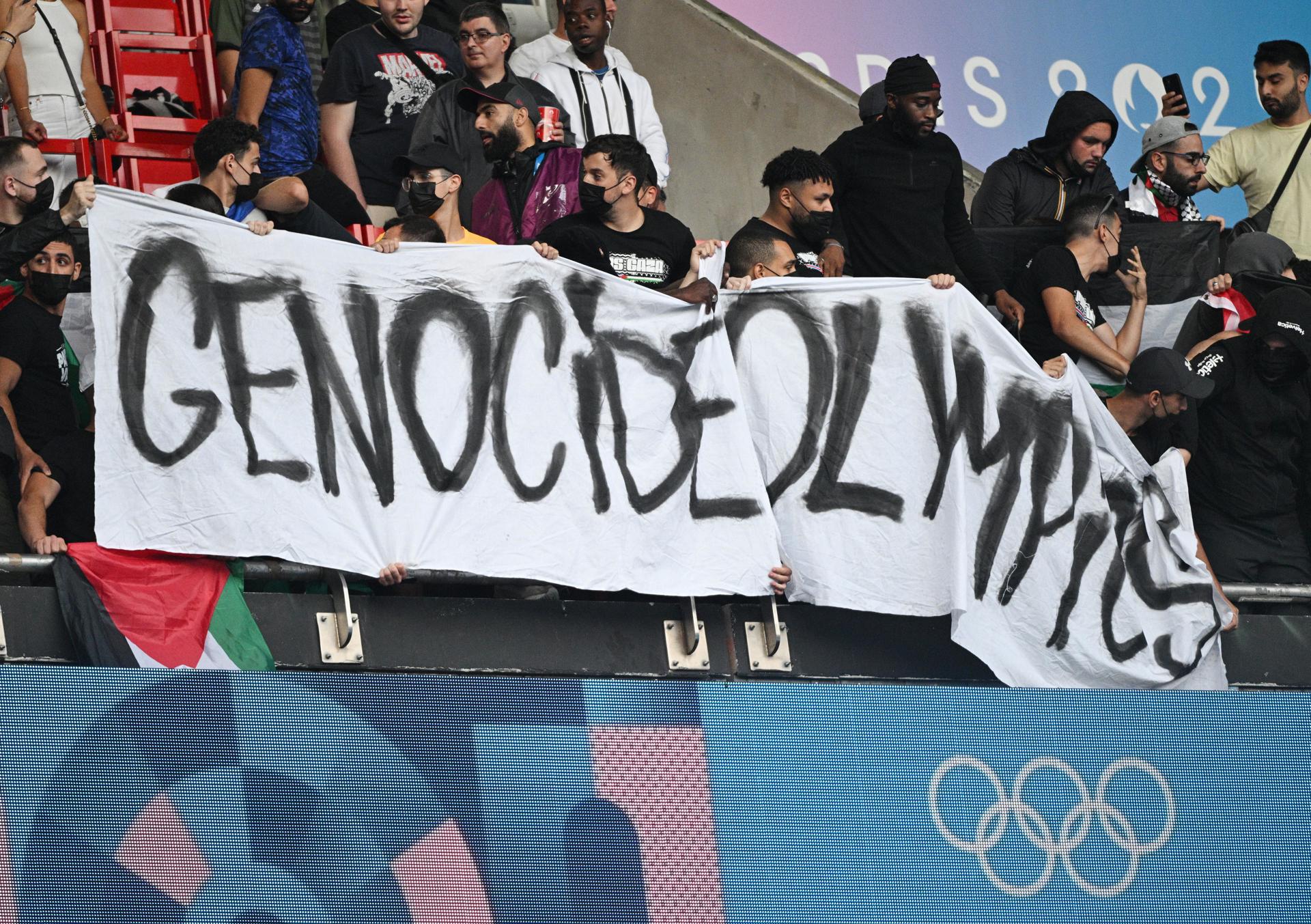 Grupo abriu faixa com mensagem “Olimpíadas do Genocídio” durante jogo de futebol entre Israel e Paraguai nas Olímpiadas de Paris.