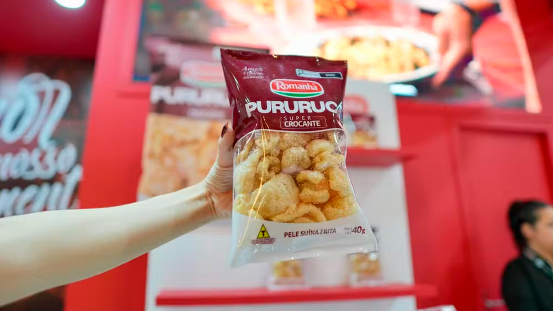 A pururuca é um petisco tradicional brasileiro, feita a partir da pele suína e conhecida por sua textura crocante e sabor marcante