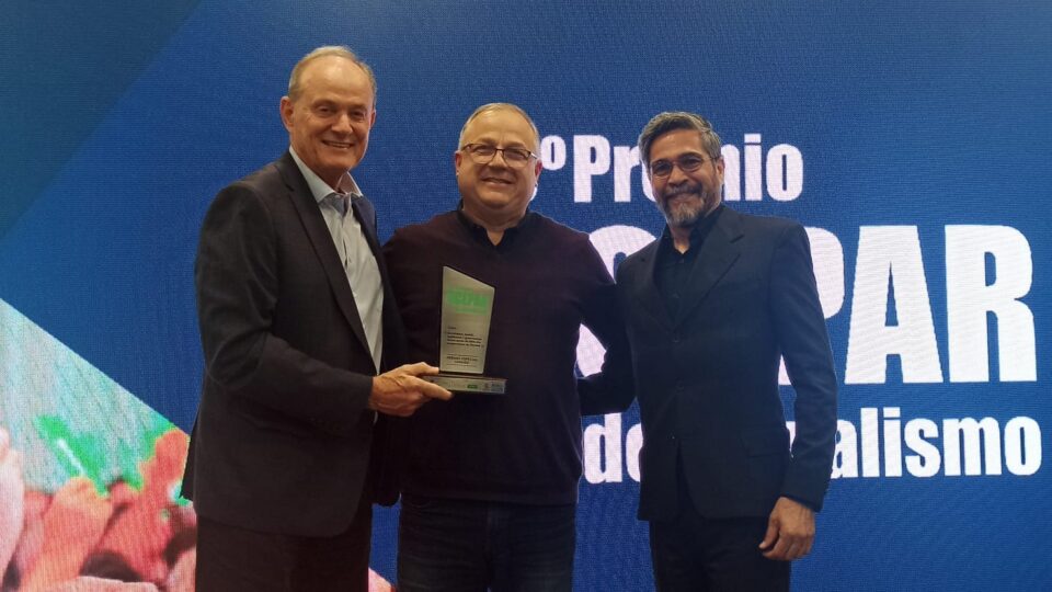 Manfred Dasenrock, presidente da Central Sicredi PR/SP/RJ (esq.); Marcos Tosi, jornalista da Gazeta do Povo (centro); e Roberto Monteiro, presidente da Associação dos Jornalistas do Agronegócio do Paraná (Ajap) (dir.).