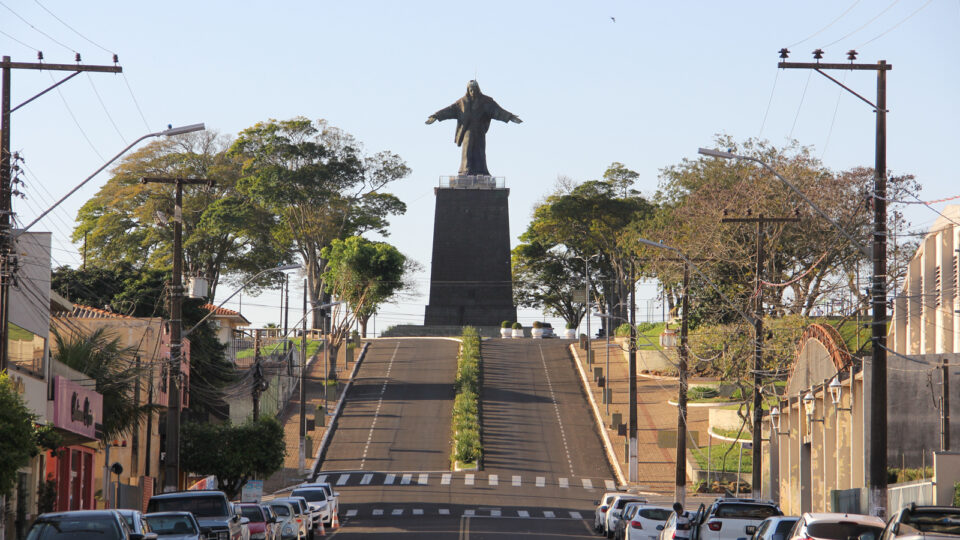 Do alto da Avenida XV de Novembro, o monumento do Cristo Rei estende seus braços sobre Cornélio Procópio.