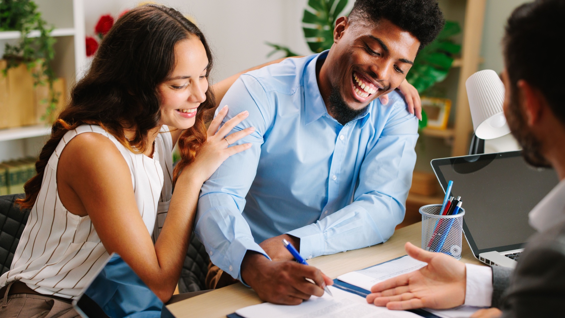 O contrato de namoro não está previsto em lei, é resultado de uma construção doutrinária e jurisprudencial para acompanhar as mudanças e atender às novas necessidades da sociedade