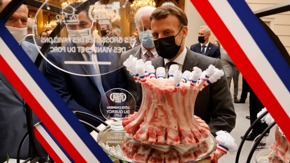 Presidente francês observa cortes de carne na festa do lírio-do-vale de 2021, no Palácio do Eliseu. Atletas das Olimpíadas de Paris em 2024 reclamaram da falta de carne nas refeições vegetarianas.