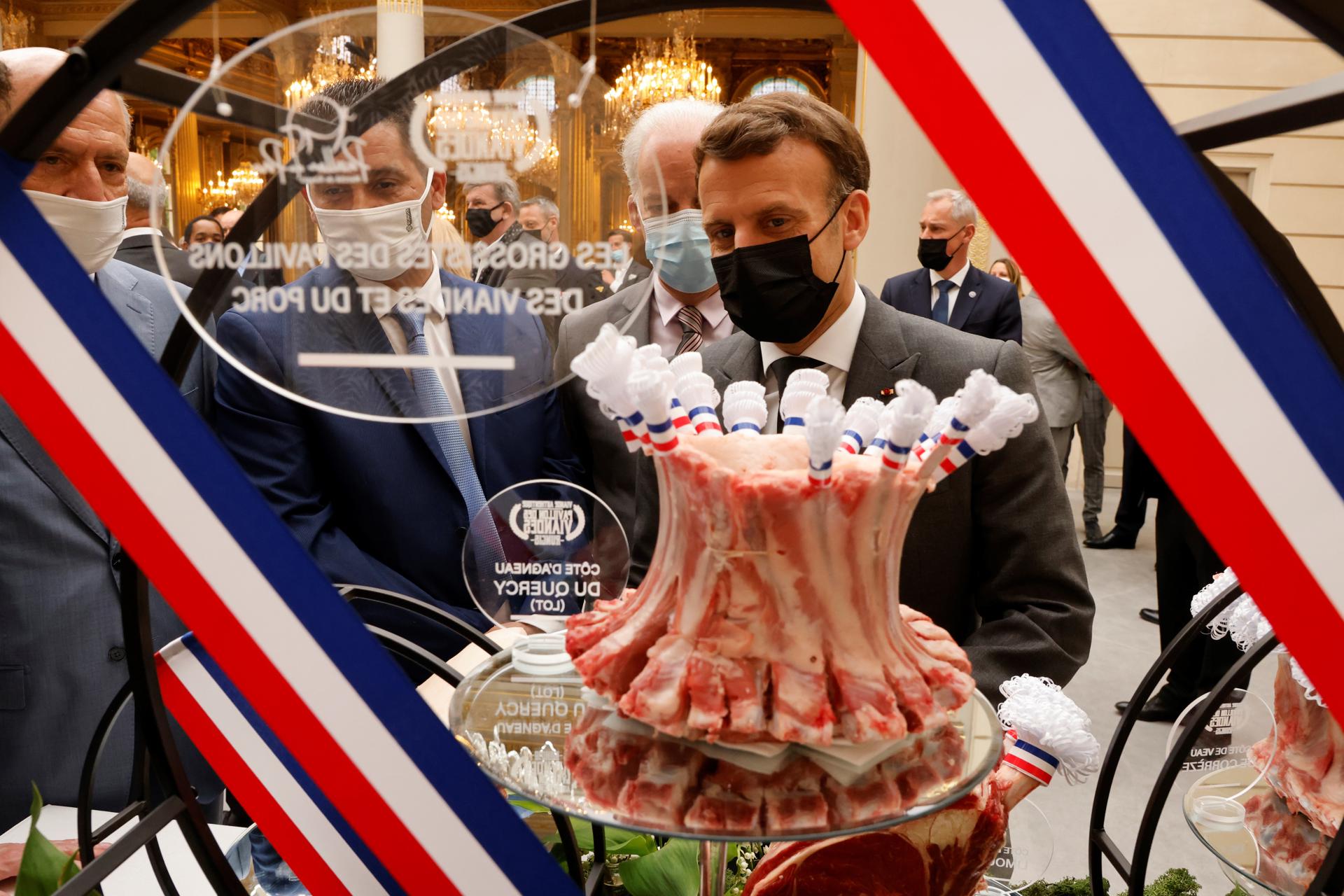 Presidente francês observa cortes de carne na festa do lírio-do-vale de 2021, no Palácio do Eliseu. Atletas das Olimpíadas de Paris em 2024 reclamaram da falta de carne nas refeições vegetarianas.