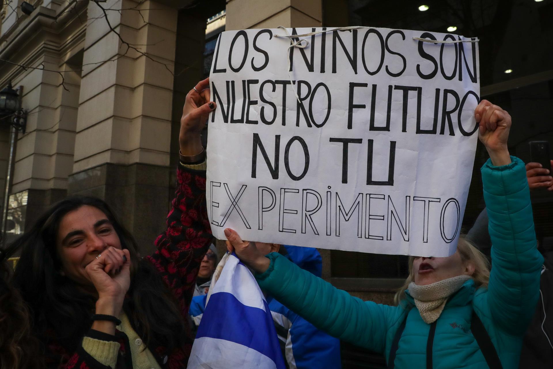 Pessoas comemoram, durante manifestação, a decisão da justiça uruguaia de suspender a vacinação de crianças menores de 13 anos, em Montevidéu (Uruguai), no dia 07 de julho de 2022.