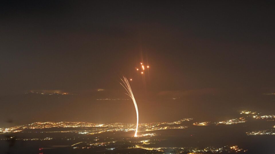 "Domo de Ferro", sistema de defesa contra mísseis de Israel, intercepta projéteis atirados pelo Hezbollah no sul do Líbano.