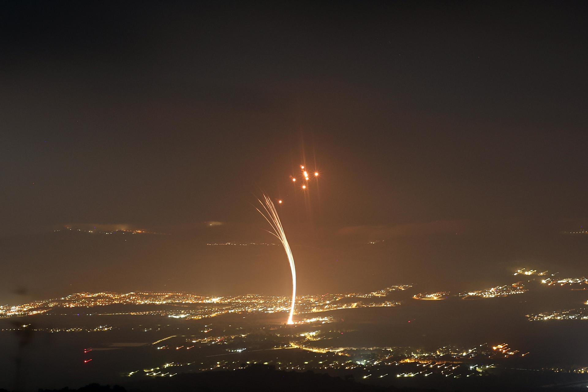 "Domo de Ferro", sistema de defesa contra mísseis de Israel, intercepta projéteis atirados pelo Hezbollah no sul do Líbano.