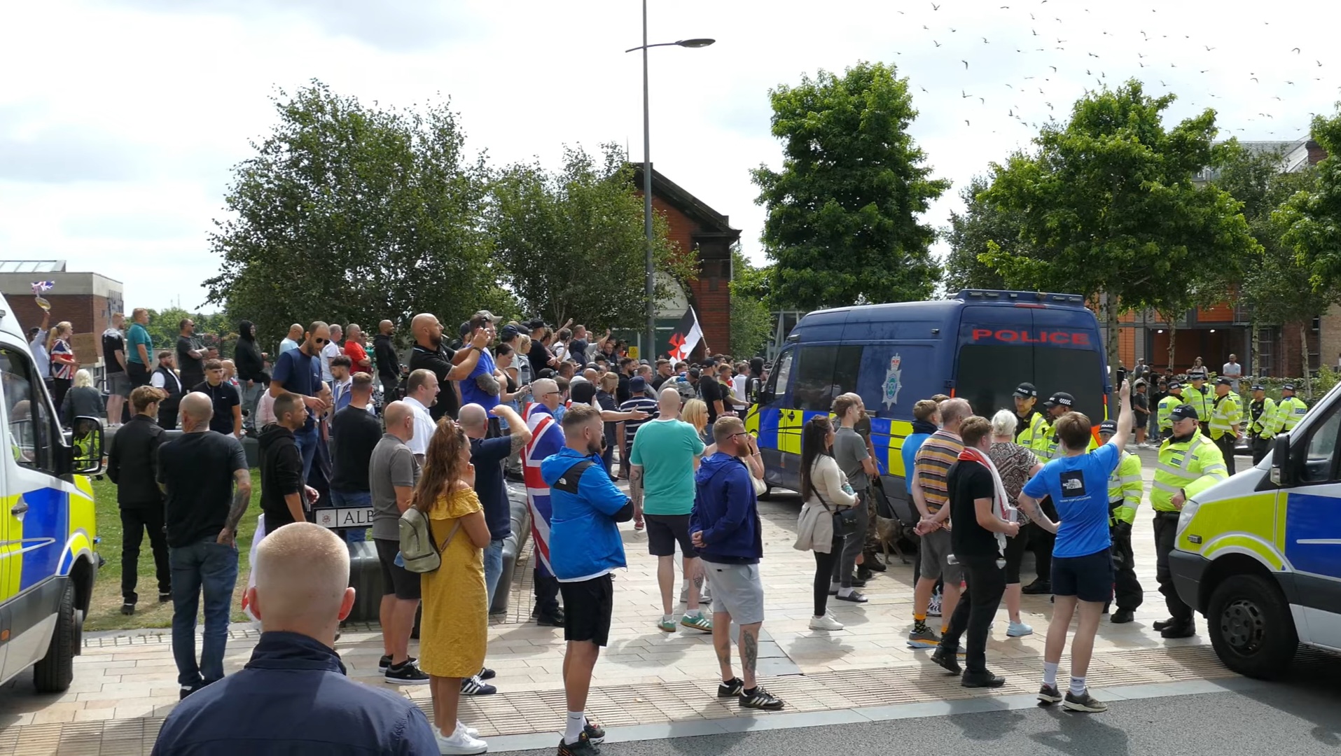 Protesto na cidade de Stoke-on-Trent, Inglaterra, no dia 3 de agosto de 2024, quase uma semana após crianças terem sido esfaqueadas em Southport, no noroeste do país.