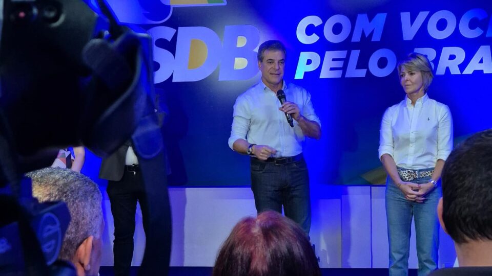 Pouco tempo de rádio e TV e apoio do Cidadania a Eduardo Pimentel (PSD) pesaram na decisão de desistir da candidatura, disse Beto Richa (PSDB).
