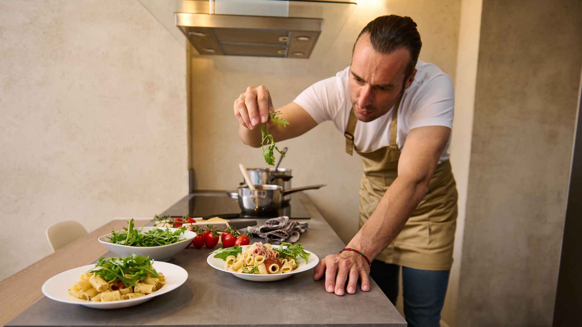 A escolha cuidadosa de fornecedores e ingredientes assegura que o restaurante possa manter padrões elevados de qualidade, sabor e frescor