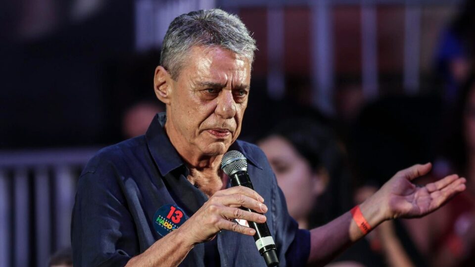 Chico Buarque durante ato de apoio a Fernando Haddad em 2018