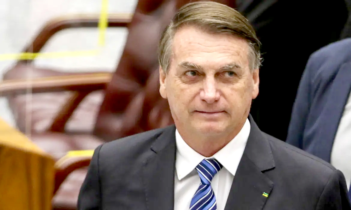 Mesmo inelegível, ex-presidente Jair Bolsonaro (PL) lidera intenção de voto dos paranaenses para presidência da República em 2026.