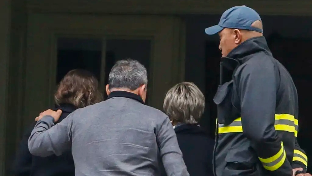 Parentes das vítimas do voo da VoePass são atendidas próximo ao IML central de São Paulo.