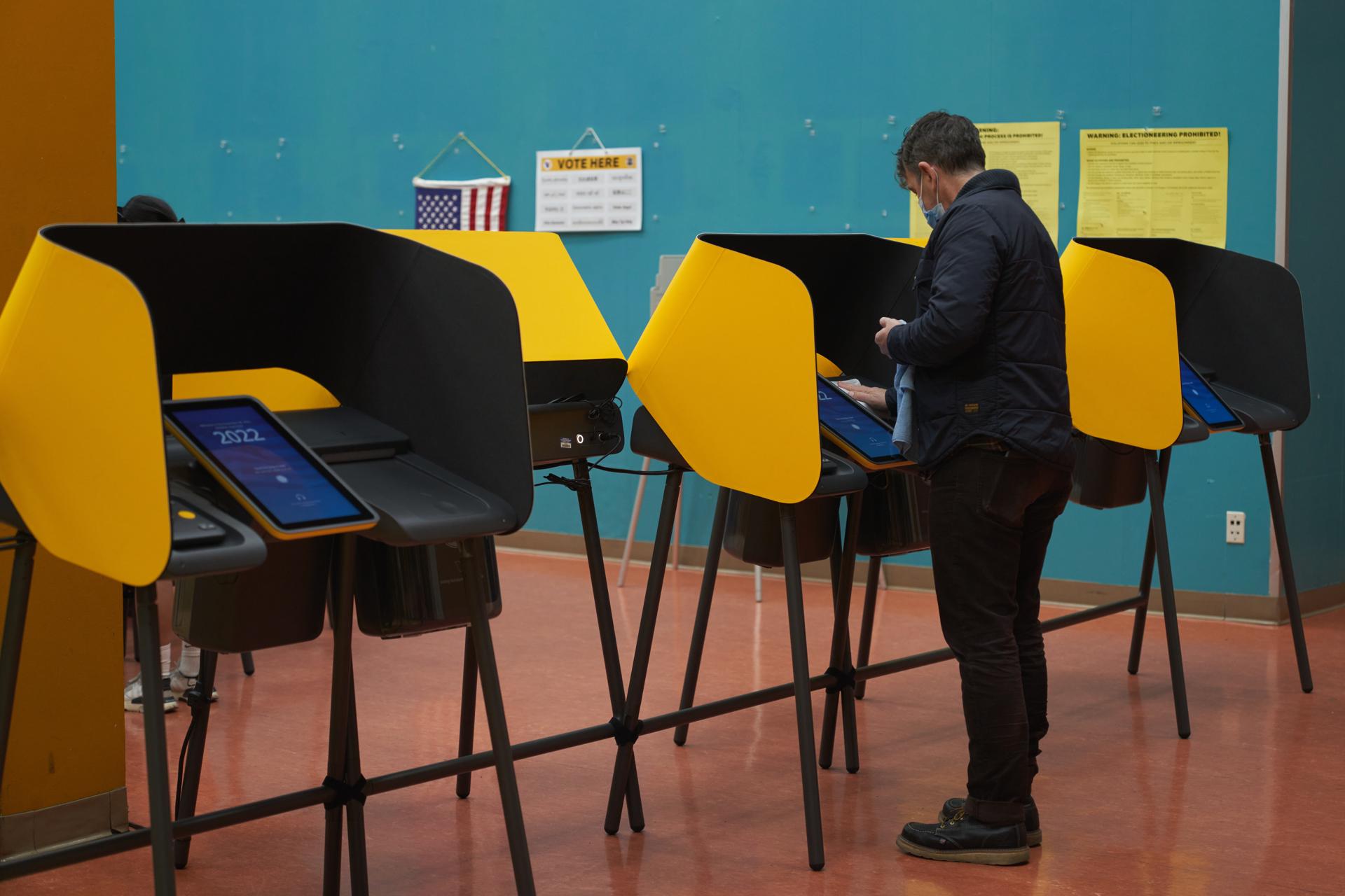 Teste hacker encontra vulnerabilidades em máquinas de votação utilizadas em estados dos EUA