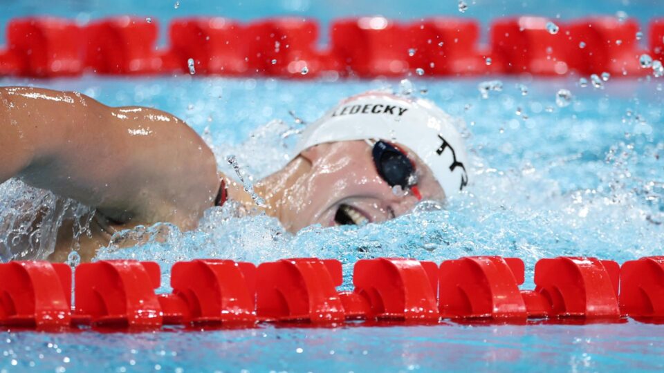 Katie Ledecky, dos EUA, compete em uma bateria de 800m livre medley feminino das competições de natação nos Jogos Olímpicos de Paris 2024, na Arena Paris La Défense, 02 de agosto de 2024.