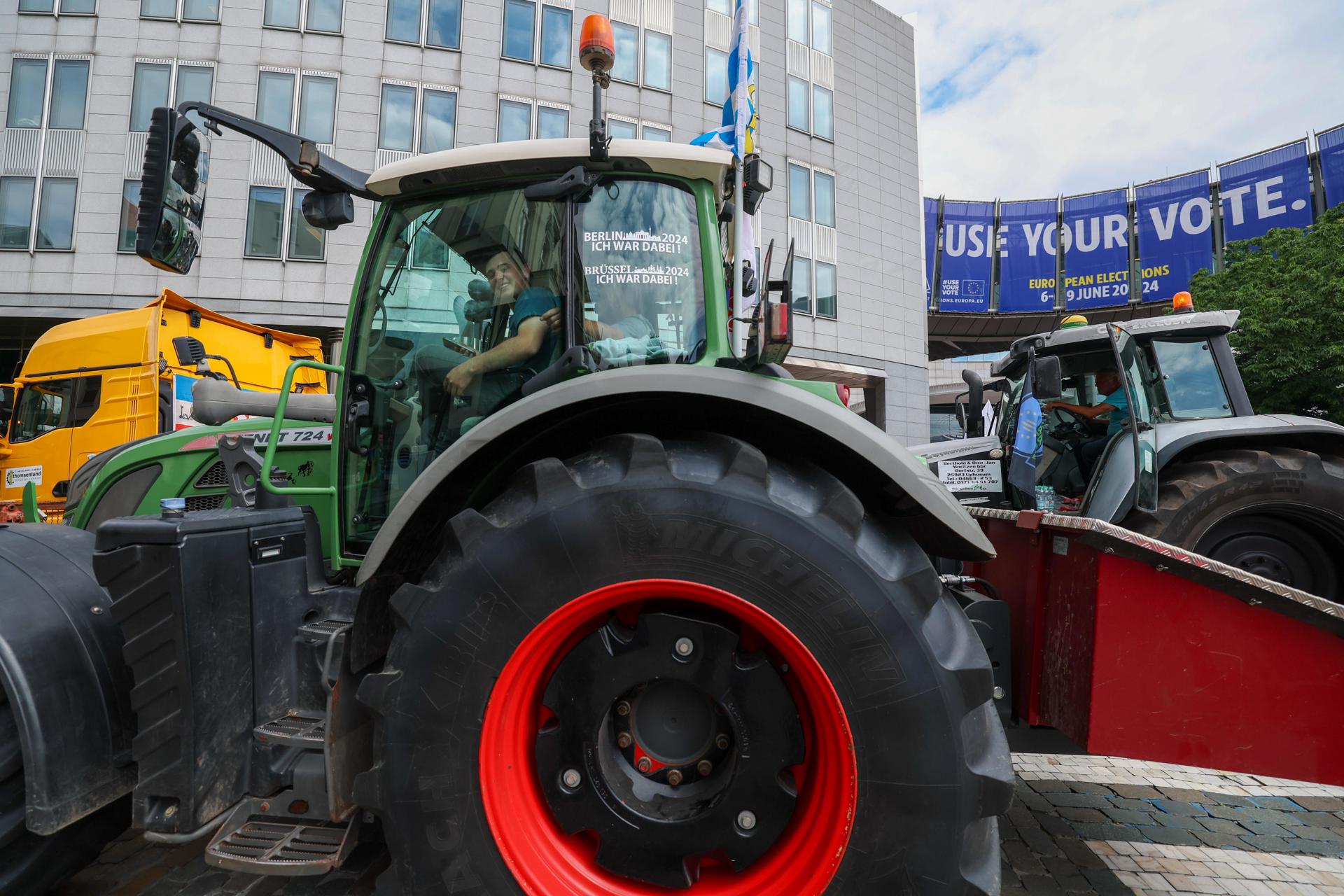 Fazendeiro protesta contra o acordo verde em frente ao Parlamento Europeu em Bruxelas, Bélgica, 04 de junho de 2024.