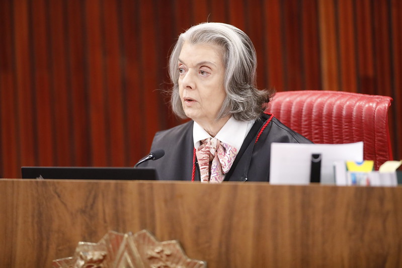 Cármen Lúcia defende Moraes