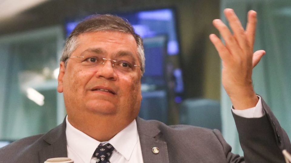 A ação negada pelo ministro Flávio Dino solicita que as investigações não atinjam os jornalistas devido à liberdade de imprensa e ao direito de sigilo da fonte jornalística