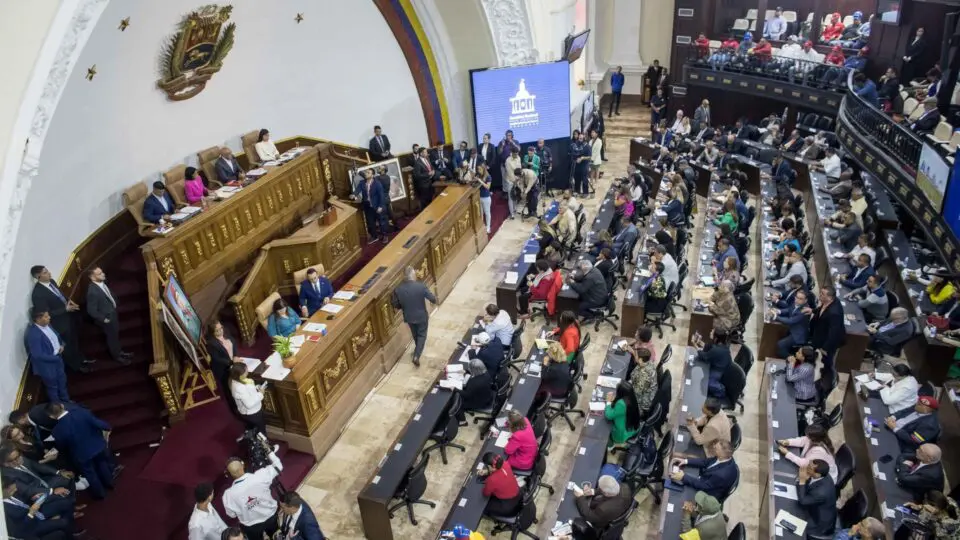 Deputados opositores são removidos do Parlamento da Venezuela por terem apoiado González