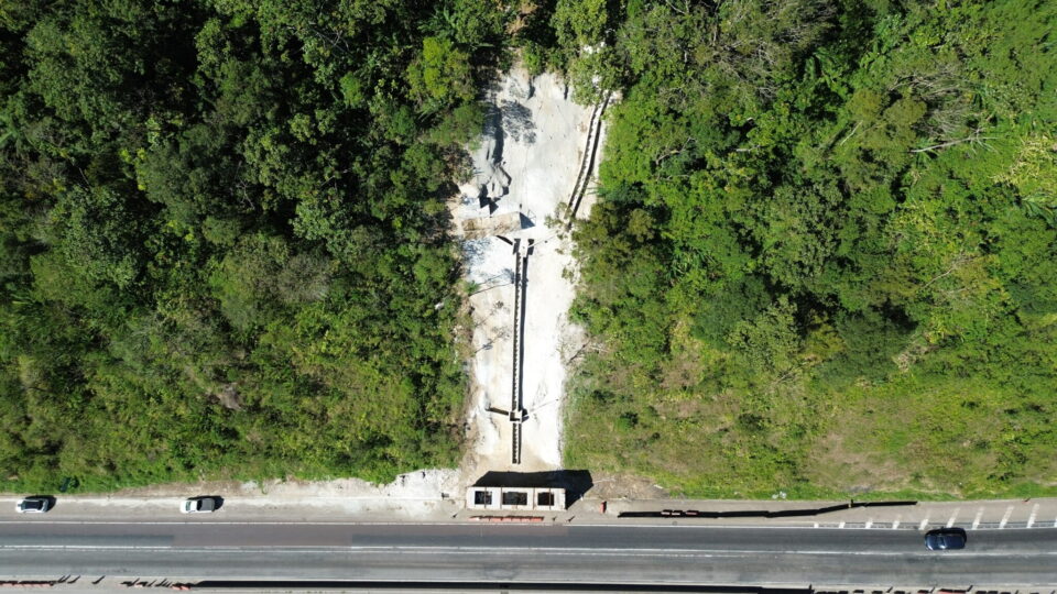 Foram instaladas estruturas para direcionar a água das chuvas e para conter a encosta na região do km 40 da BR-277.