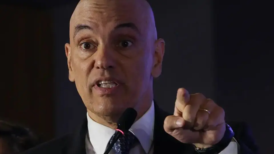 Telão em NY incentiva uso de VPN com referência a Moraes