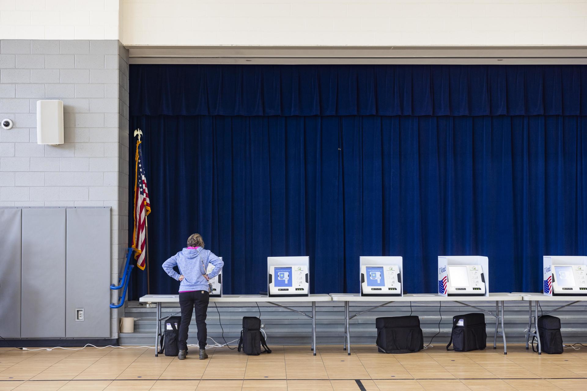 Eleitora da Carolina do Sul deposita seu voto nas primárias presidenciais republicanas em Camden, Carolina do Sul, EUA, em 24 de fevereiro de 2024: e se escolhêssemos os políticos por sorteio?