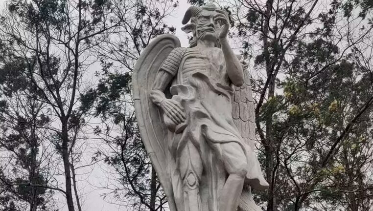 Idealizadores da estátua criaram um santuário em Gravataí e defendem a participação de seus seguidores na política.