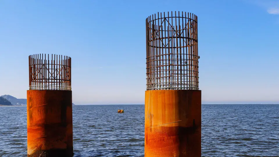 Nesta etapa das obras da Ponte de Guaratuba estão sendo fixadas as estacas submersas que darão sustentação à estrutura.