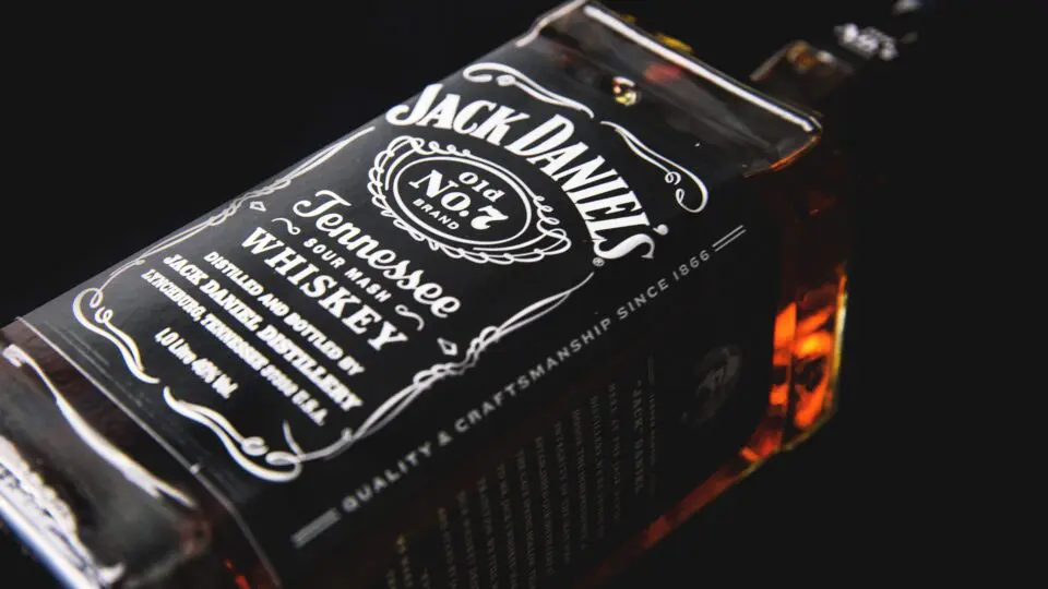 A empresa-mãe da icônica marca de uísque americana Jack Daniel’s está eliminando seus programas progressistas no local de trabalho