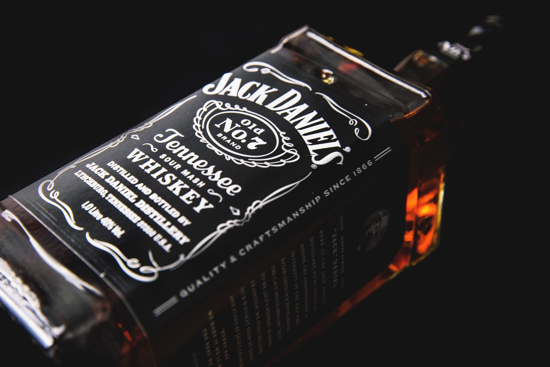 A empresa-mãe da icônica marca de uísque americana Jack Daniel’s está eliminando seus programas progressistas no local de trabalho