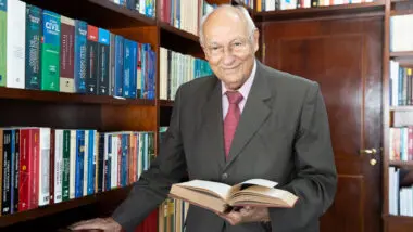 O jurista Ives Gandra Martins enfrenta uma representação na OAB-SP por suposta incitação a "golpe de Estado"