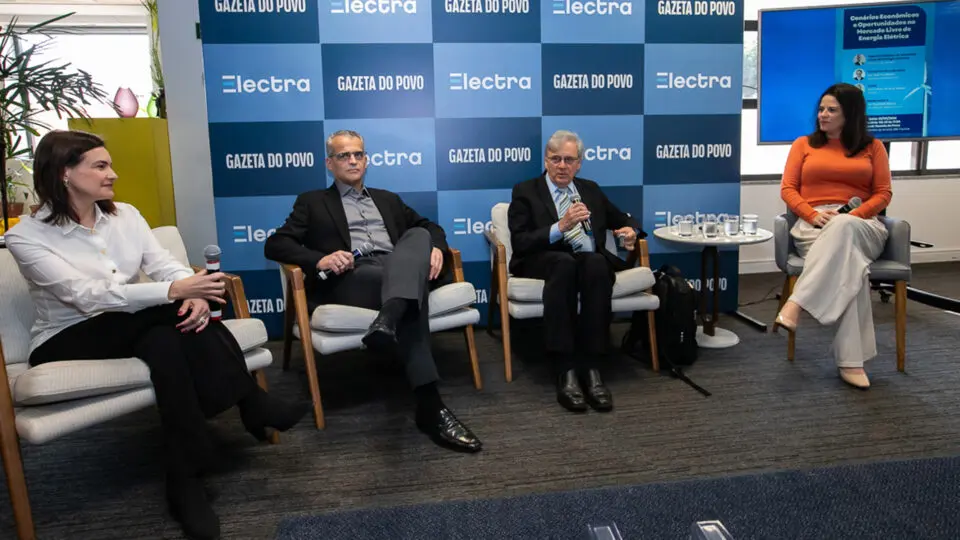 Da esquerda para a direita, Camila Staben, Rodrigo Ferreira, José Pio Martins e Raphaela Ribas debatem sobre as oportunidades no mercado livre de energia elétrica no país