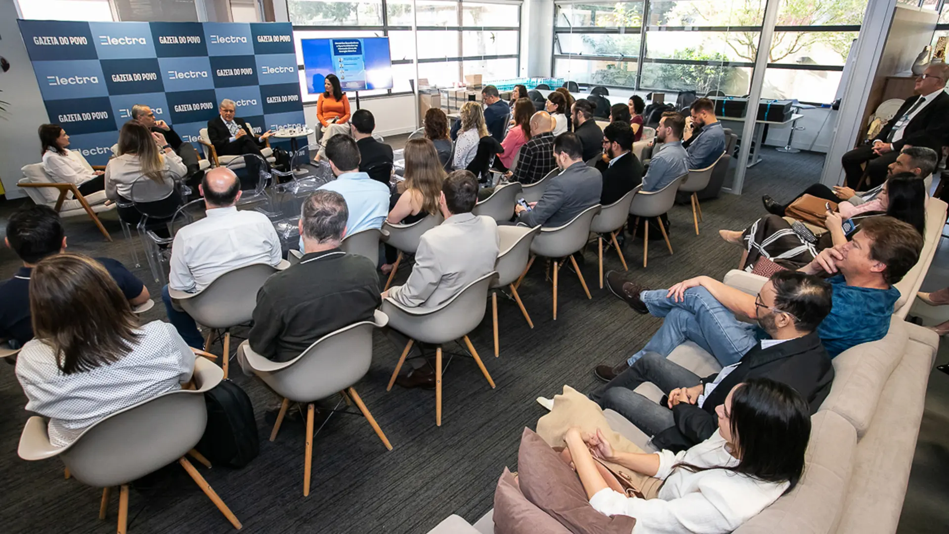 Empresários do Paraná acompanharam o debate sobre cenário e oportunidades no mercado livre de energia, na sede da Gazeta do Povo, em Curitiba