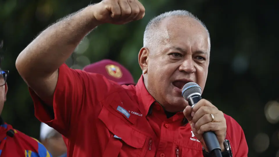 Após mandado de prisão, número 2 do chavismo ameaça Milei: “Se é louco, vem para Venezuela”