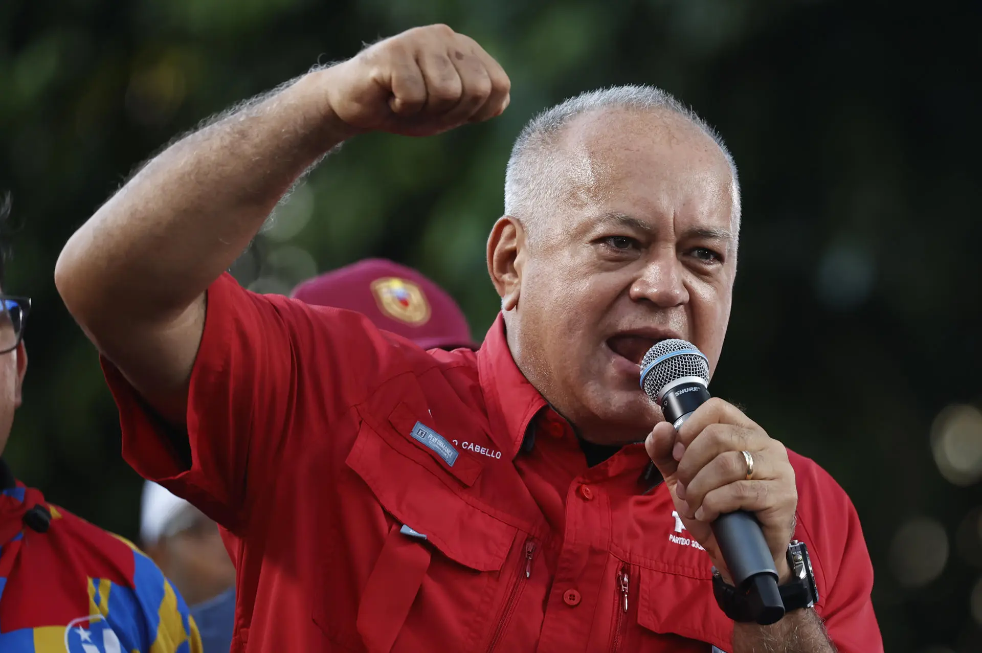 Após mandado de prisão, número 2 do chavismo ameaça Milei: “Se é louco, vem para Venezuela”