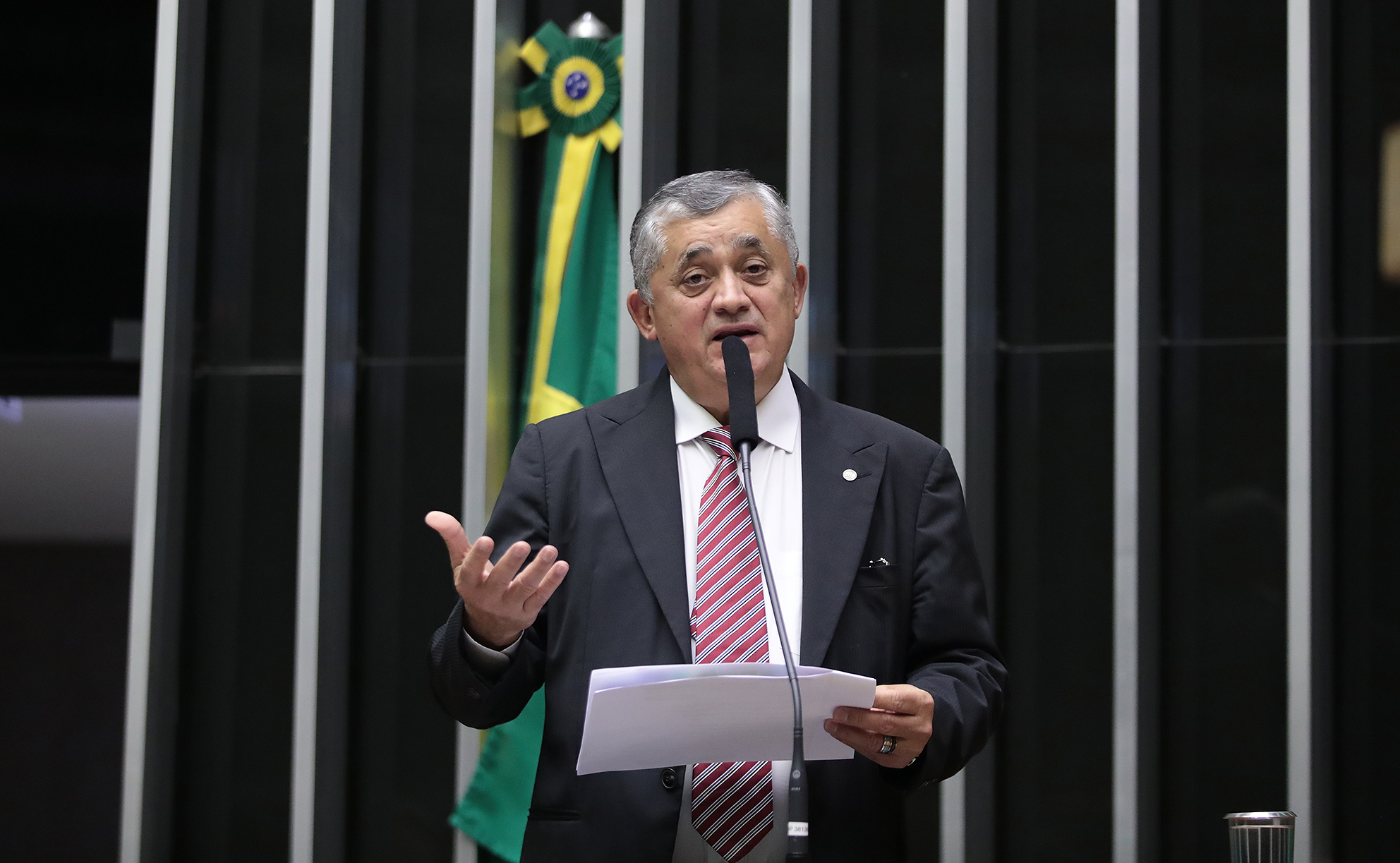 O líder do governo na Câmara, José Guimarães (PT-CE), participou nesta segunda (26) de reunião com Lula e deputados da base aliada.