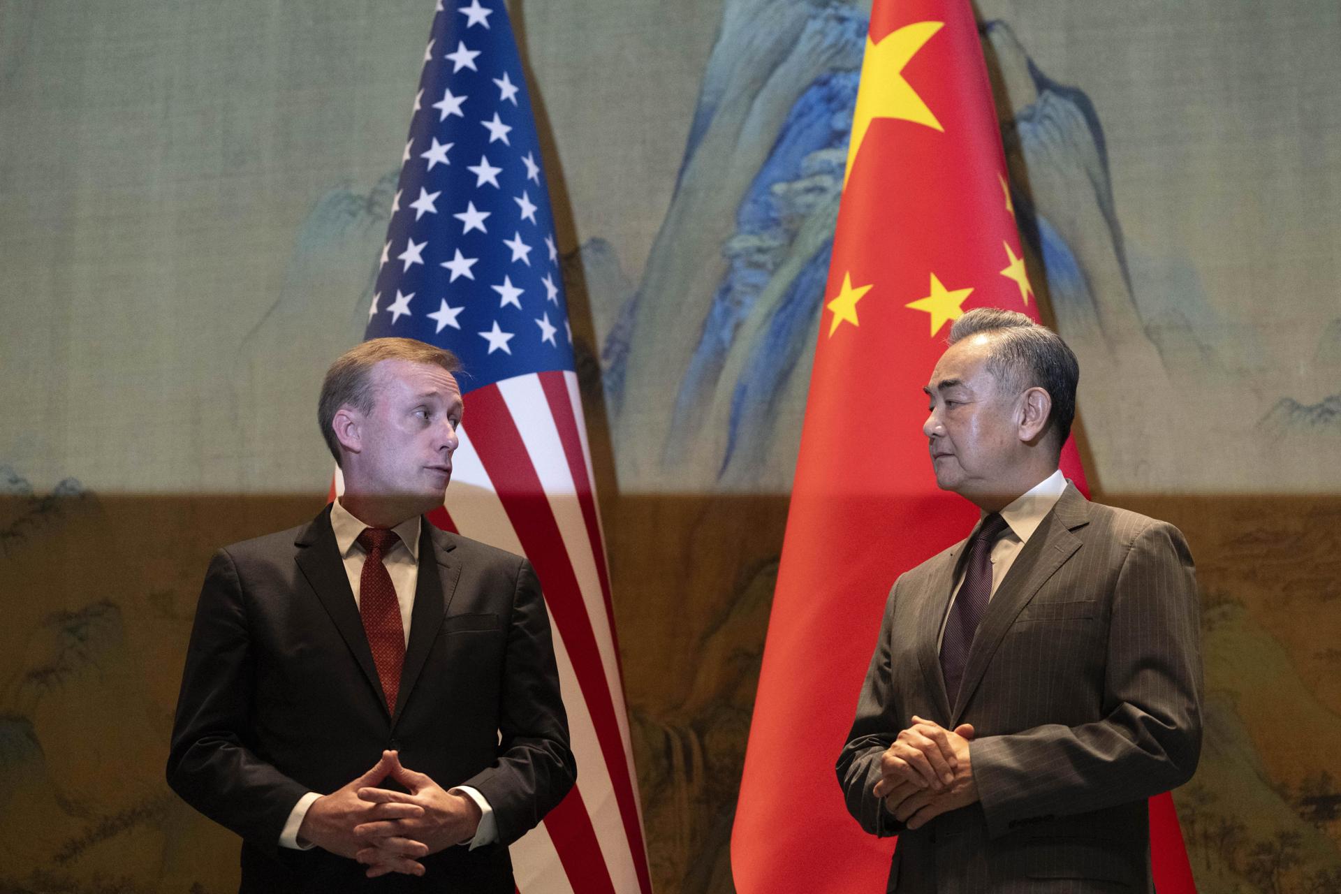 Wang Yi, Ministro das Relações Exteriores da China, e Jake Sullivan, assessor de segurança nacional da Casa Branca, durante encontro em Pequim