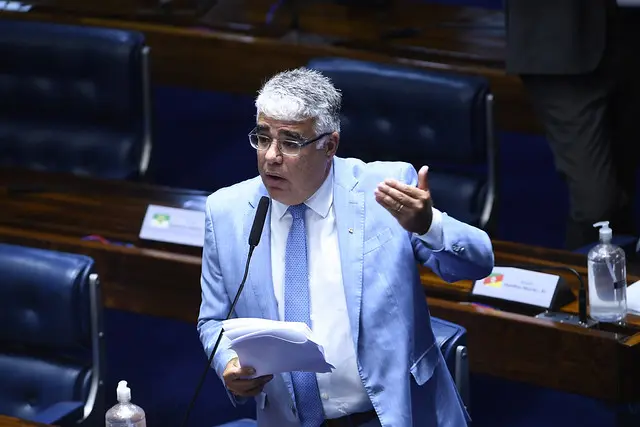 Eduardo Girão no plenário do Senado.
