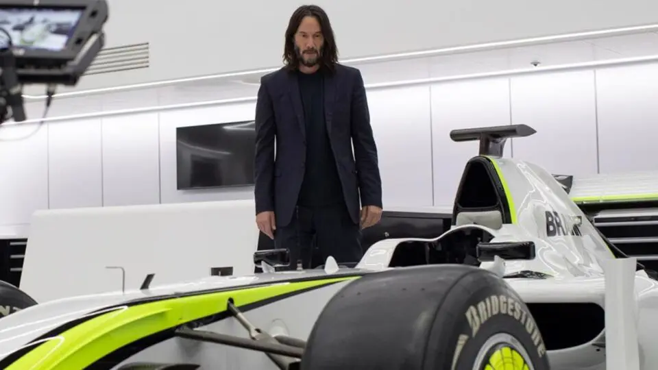Fã de F1, Keanu Reeves posa ao lado de carro da Brawn
