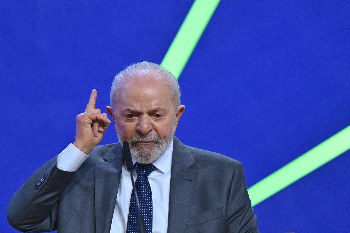 Presidente Lula participou de comício que teve intepretação do Hino Nacional em linguagem neutra.