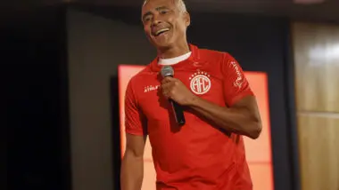 Senador Romário com camisa do América-RJ