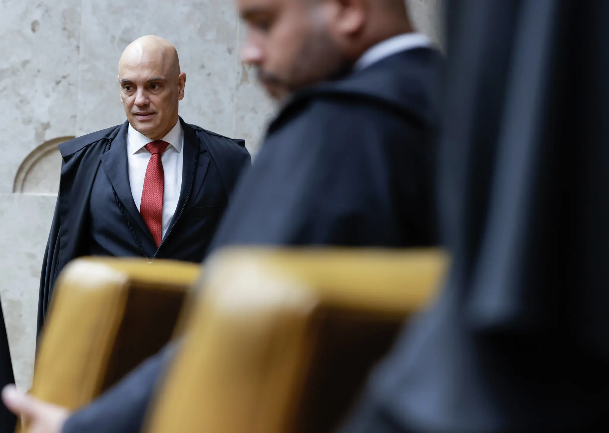 Após suspensão do X, Alexandre de Moraes pode ser investigado por abuso de autoridade.
