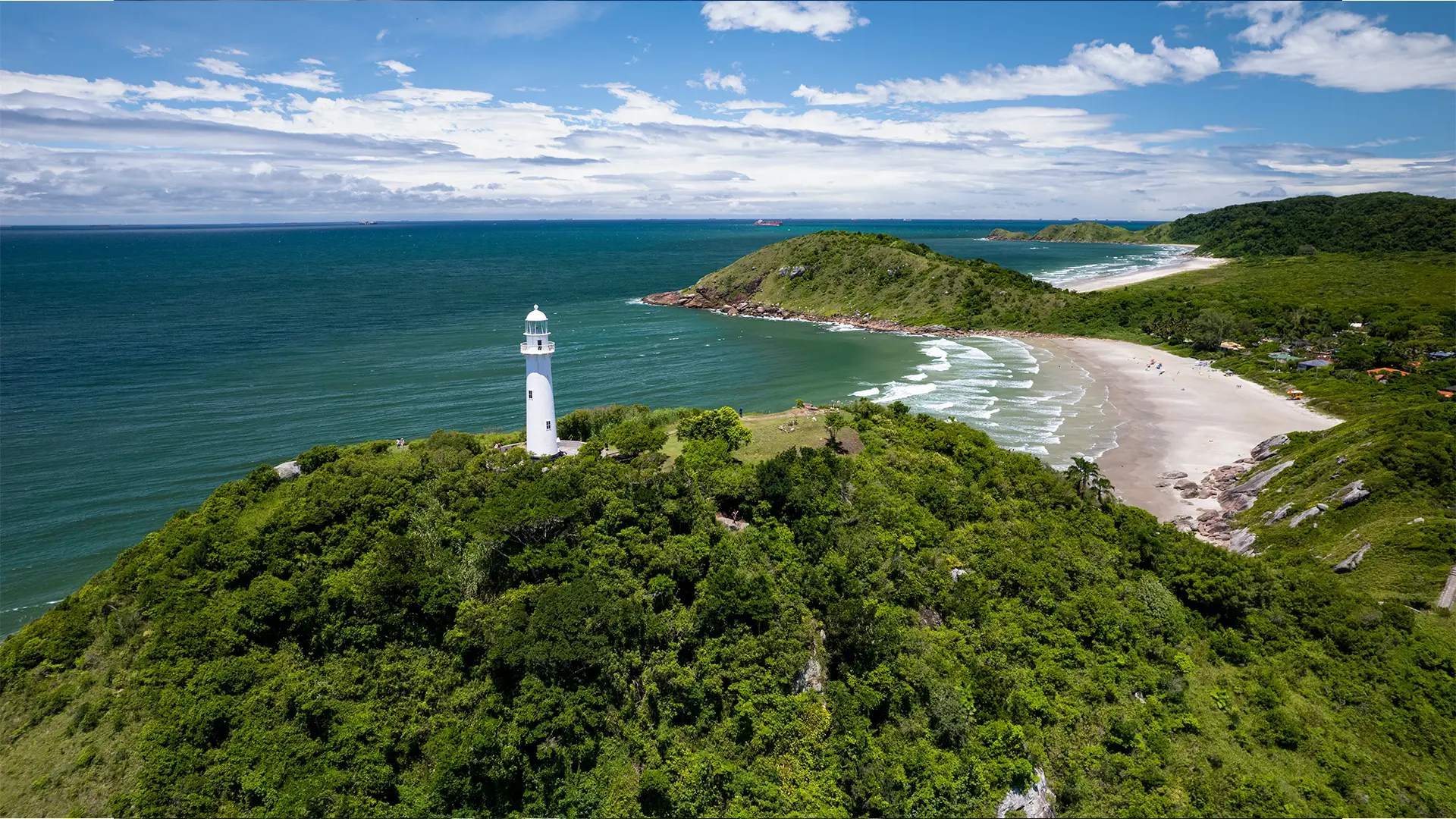 Foto aérea da Ilha do Mel, um dos destinos mais buscados do litoral paranaense 