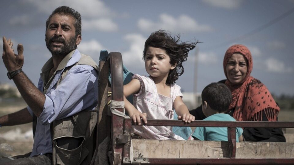 Família palestina deixa sua casa localizada próximo a ponto de bombardeio de Israel e busca refúgio em uma escola da Organização das Nações Unidas