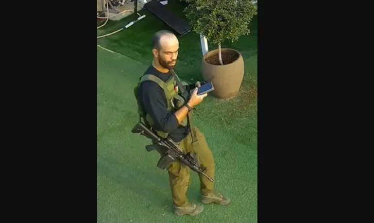 Imagem divulgada pelas FDI mostram o terrorista no momento em que ele estava participando dos ataques de 7 de outubro