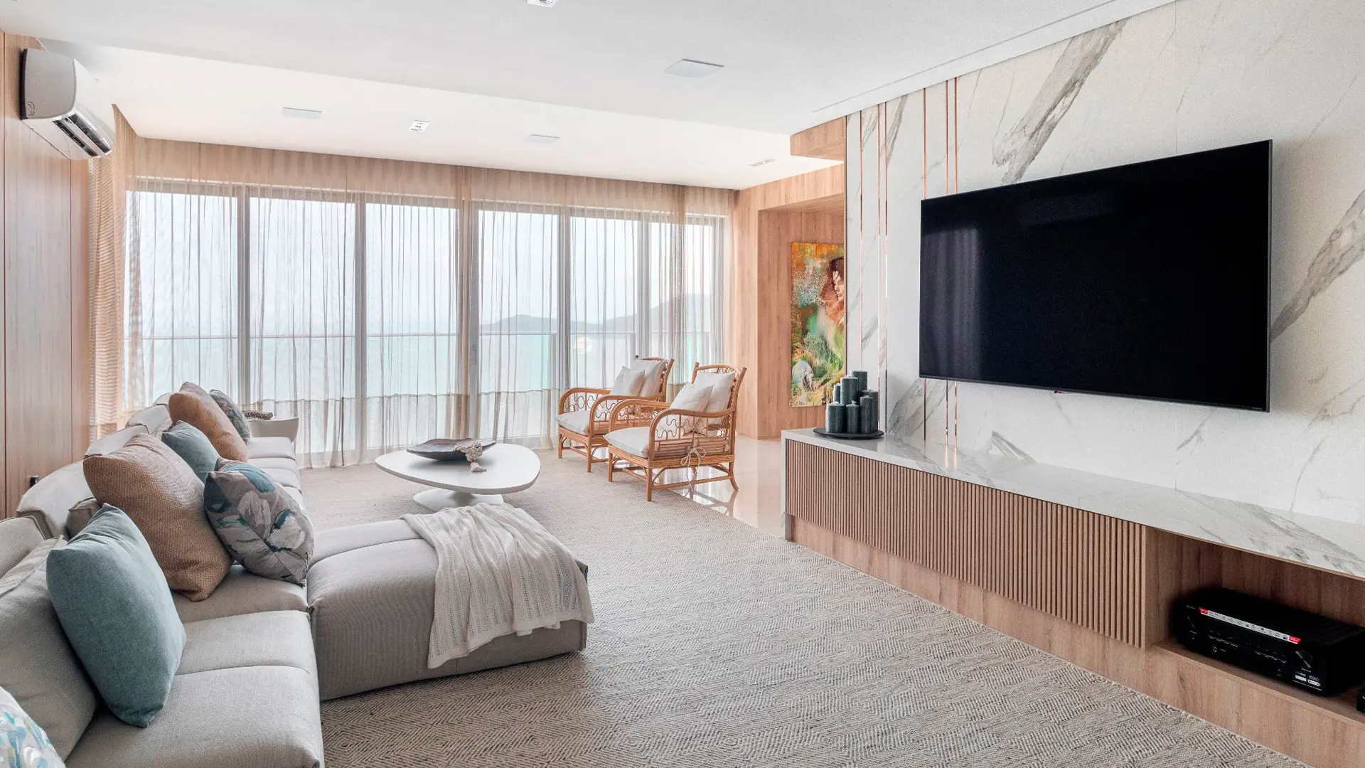 Flexibilidade e capacidade de adaptação são a chave para garantir que o resultado não só atenda às necessidades práticas e funcionais, mas também toque emocionalmente o cliente.