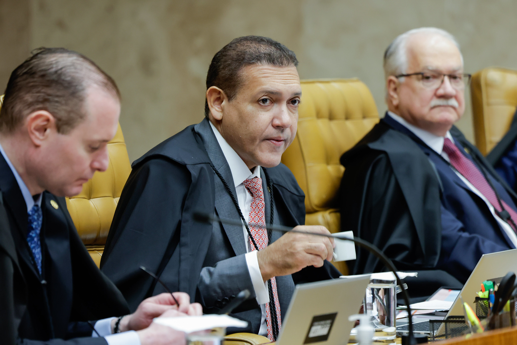 Ministro Kassio Nunes Marques (centro) deve submeter ao plenário pedido para suspender tramitação do pacote anti-STF