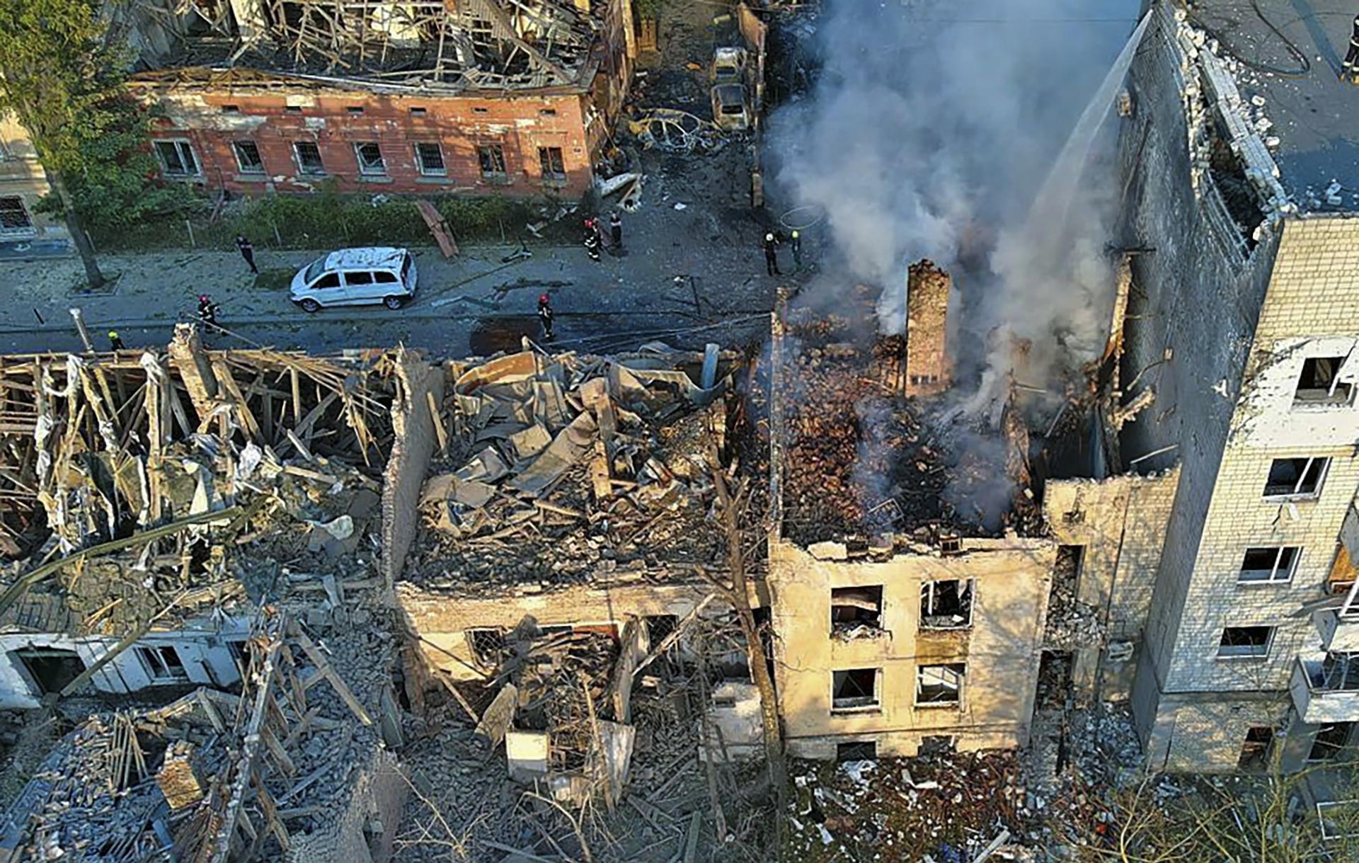 Prédios destruídos após o ataque russo contra Lviv
